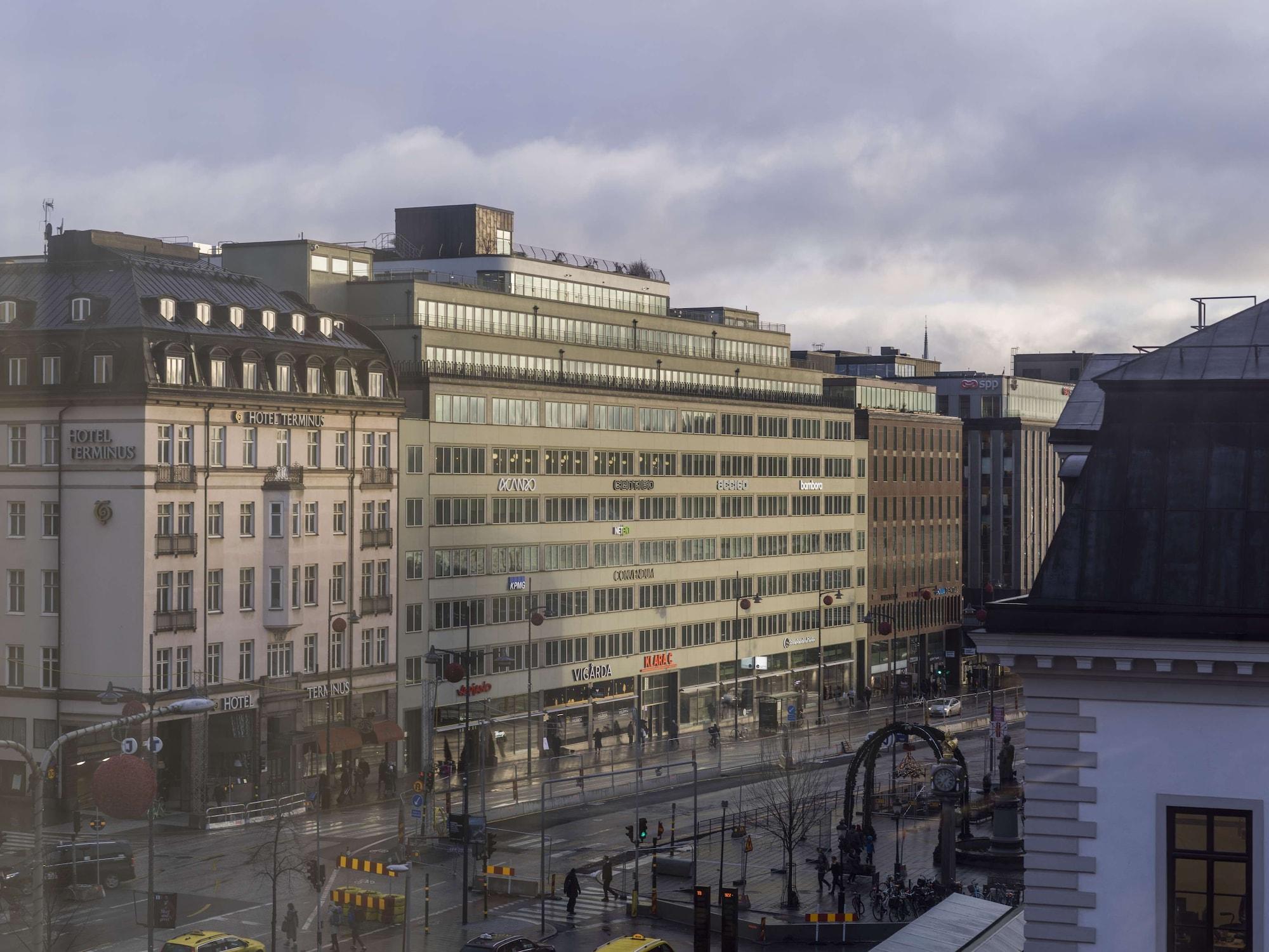 Radisson Blu Royal Viking Hotel, Stoccolma Esterno foto The photo shows an urban scene with several buildings, captured from an elevated perspective. There are modern buildings featuring large windows, along with traditional architecture characterized by decorative details. The street below appears busy, 