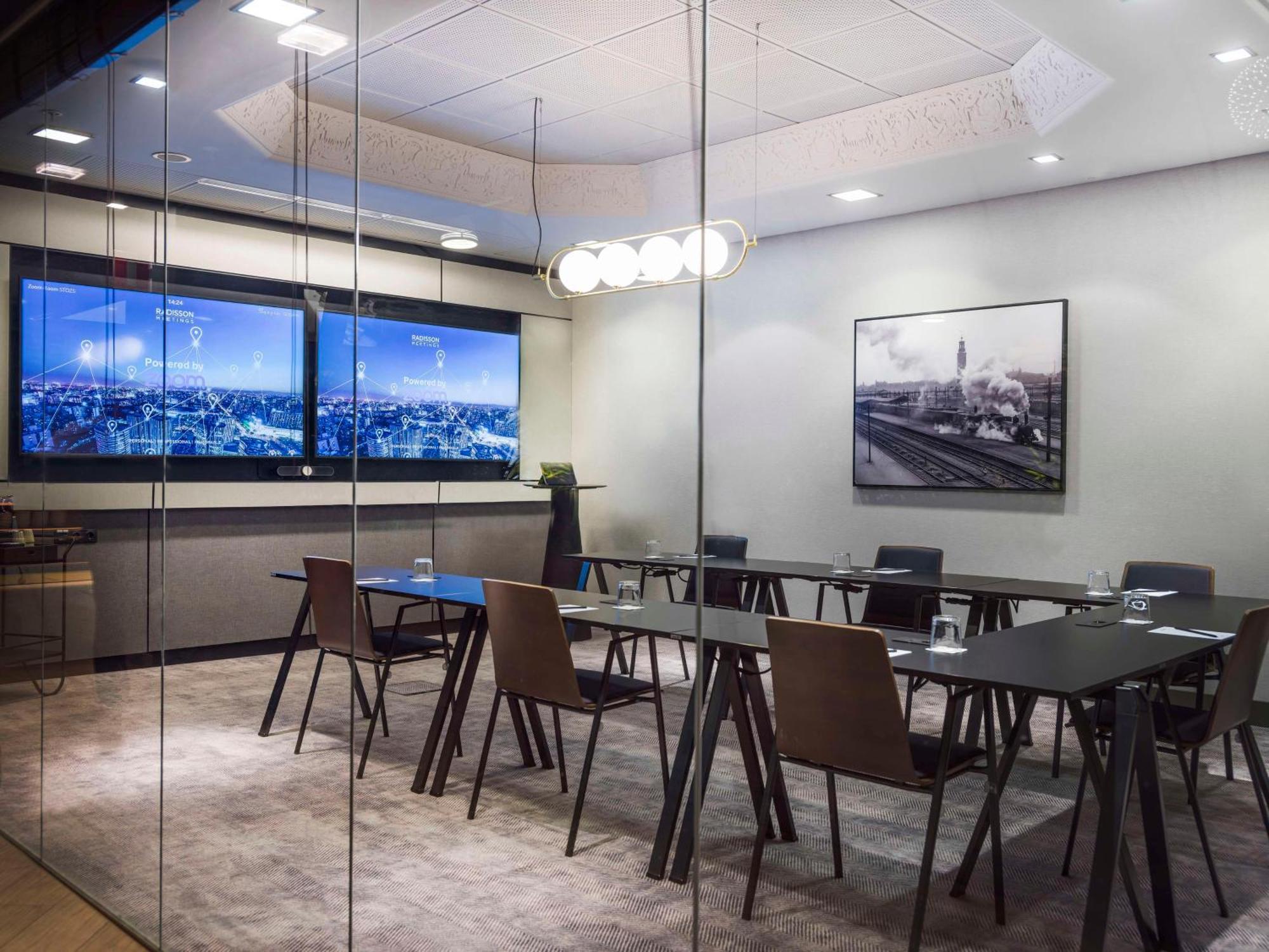 Radisson Blu Royal Viking Hotel, Stoccolma Esterno foto Meeting room with a large screen
